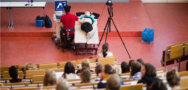 Weniger Abschlüsse an deutschen Hochschulen Ein seltenes Bild: Volle Hörsäle gab es 2020 in den deutschen Universitäten kaum. Die Zahl der Absolventen ist entsprechend zurückgegangen.