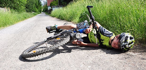 Meist reicht konservative Therapie Ein stumpfes Bauchtrauma ist typisch bei Fahrradstürzen. Bei 10 Prozent der Verunglückten sind die Nieren betroffen.