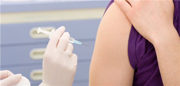 Ein umfassender Impfschutz gemäß den aktuellen Empfehlungen der STIKO kann dazu beitragen, Hospitalisierungen im Corona-Herbst zu vermeiden, erinnert das RKI.