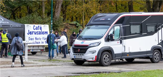 Ein unscheinbarer Camper ohne Aufschrift steht im Rencks Park in Neumünster neben dem Stand des Café Jerusalem.