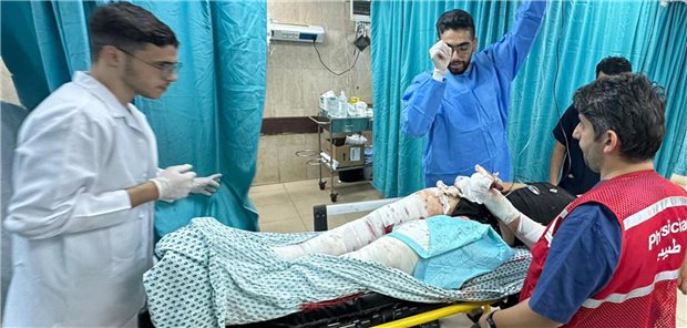 Ärzte ohne Grenzen: Medizinische Hilfsgüter müssen dringend nach Gaza geliefert werden Ein verletzter palästinensischer Patient wird im November im Al-Aksa-Krankenhaus in Gaza versorgt