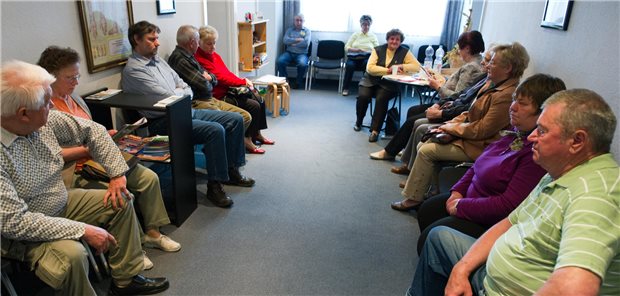 Länder: Bundesregierung soll vertragsärztliche Terminvergabe prüfen Ein volles Wartezimmer