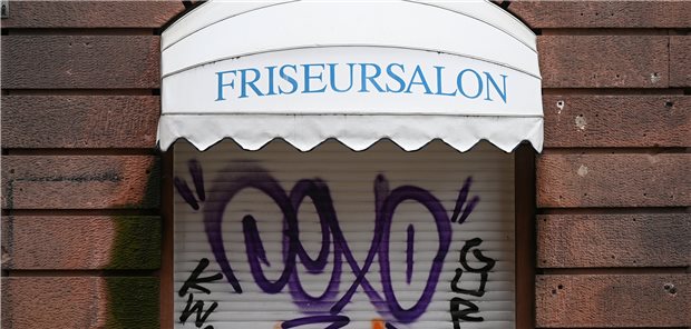 Wann jeder Kreis eine Corona-Inzidenz unter 35 aufweisen könnte Ein wegen der Coronavirus-Pandemie geschlossener Friseursalon in Frankfurt: Im März sollen Friseure deutschlandweit wieder öffnen dürfen.