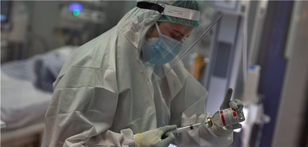 Ein wichtiges Kapitel der Leitlinie befasst sich mit der medikamentösen Therapie bei COVID-19.