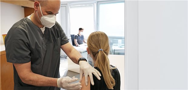 COVID-Impfung bei Kindern? RKI gibt Tipps Ein zwölfjähriges Mädchen wird in einer Arztpraxis von dem Hausarzt Tim Koop (links) mit dem Impfstoff von BioNTech/Pfizer geimpft. (Archivbild)