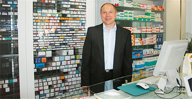 Einblick in den Kommissionierautomaten in der Offizin.