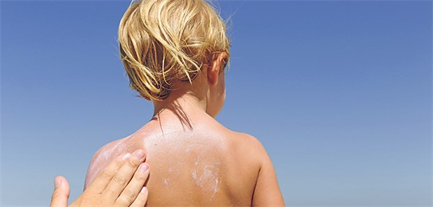Wie UV-Strahlung maligne Melanome fördert Eincremen schützt vor Sonnenbrand, aber nicht vollständig vor einem malignen Melanom.
