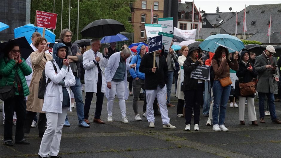Eindeutig als Ärztinnen und Ärzte erkennbar: Auch in weißen Kitteln wurde protes...