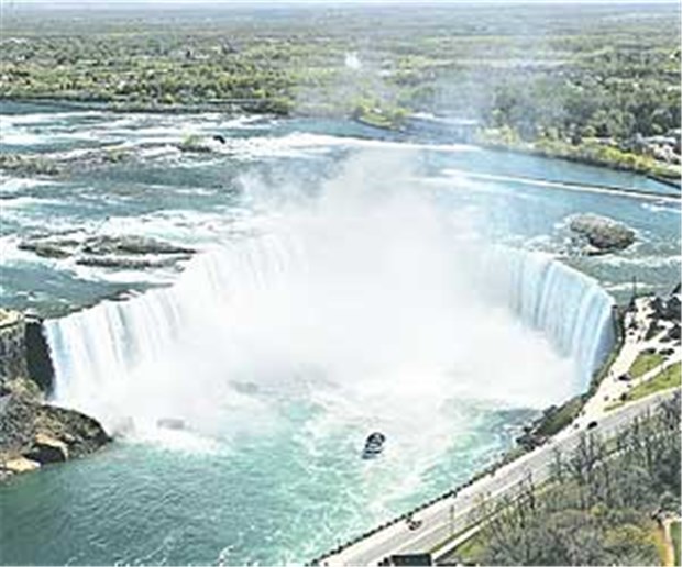 Neue Erlebnisshow an den Niagarafällen Eindrucksvolles Naturspektakel: Ein Blick auf die Niagarafälle vom Skylon Tower in Ontario, Kanada.