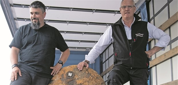 Defizite bei Kliniken – insbesondere bei chemischen Angriffen Eine 1,8 Tonnen schwere Bombe entschärften Rene Bennert (l.) und Dieter Schwetzler in Frankfurt. Dafür mussten auch zwei Kliniken evakuiert werden.