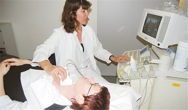 Eine Ärztin aus Frankfurt am Main untersucht die Schilddrüse einer Patientin mit dem Ultraschall.