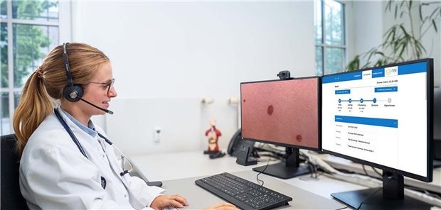 Eine Ärztin bearbeitet eine Konsilanfrage und begutachtet ein Hautbild.