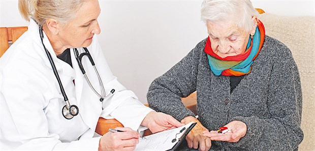 Studie kommt zu frustrierendem Ergebnis Eine Ärztin bespricht mit ihrer Patientin deren umfangreiche Medikation.