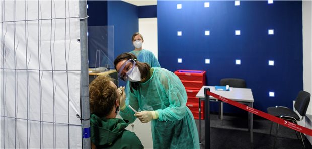 Vertragsärzte testen Reisende an Flughäfen auf Coronavirus Eine Ärztin der KV Sachsen nimmt in der Corona-Teststation für Urlaubsrückkehrer am Flughafen Dresden bei einem Mann einen Abstrich.