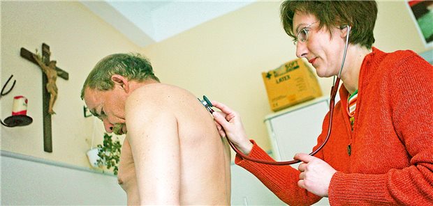 Hilfsangebote erreichen in Köln trotz Corona viele Wohnungslose Eine Ärztin des Mobilen Medizinischen Dienstes in Köln untersucht einen obdachlosen Patienten (Archivfoto); trotz SARS-CoV-2 haben aufsuchende Angebote Patienten erreicht.
