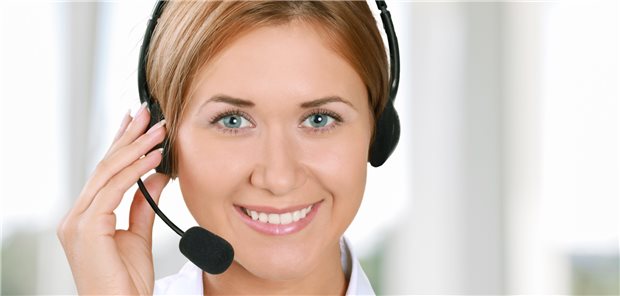 Eine Ärztin, die auf vertraglicher Grundlage für eine Beratungshotline arbeitet, ist angestellt tätig, wie das LSG Celle entschied. Dass sie die Gespräche überwiegend zu Hause führt, ändere daran nichts. (Symbolbild mit Fotomodell)