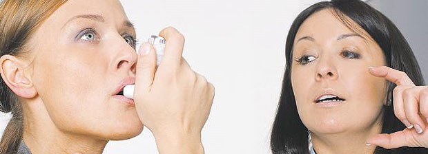 GBA will DMP um Komorbiditäten erweitern Eine Ärztin erklärt die richtige Handhabung beim Inhalieren. Das ist Teil des DMP Asthma.