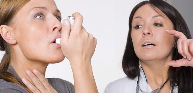 Die Therapie kommt in Bewegung Eine Ärztin erklärt die richtige Handhabung der Asthma-Medikation.