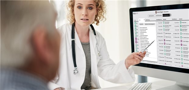 Eine Ärztin erläutert ihrem Patienten Befunde, die in der Patientenakte hinterlegt sind. Wie die Erstbefüllung der ePA abgerechnet wird, hat die Selbstverwaltung fast zehn Monate nach dem Start der Anwendung geklärt. 