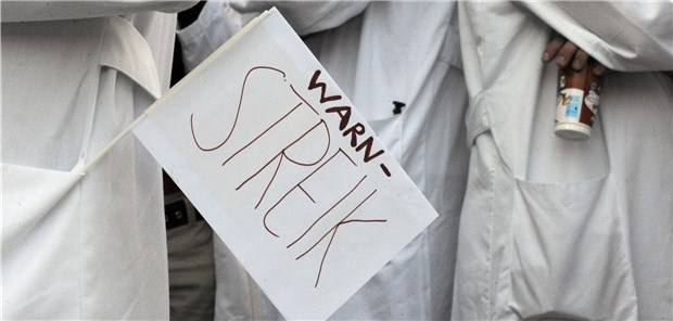Ärzte im Ausstand Eine Ärztin hat während Warnstreiks ein Protestfähnchen in ihrem Kittel stecken: In allen Bundesländern außer Hamburg, Berlin und Brandenburg sollen heute Streiks stattfinden.