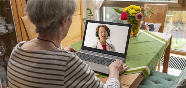 Eine Ärztin im Gespräch mit einer Patientin zeigt, das Telemedizin in der Versorgung ein wichtiger Baustein sein kann. BDI und Spitzenverband Digitale Gesundheitsversorgung fordern funktionierende und ausreichend erprobte Tools.