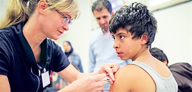 Eine Ärztin impft einen Jungen aus Syrien: Die Flüchtlingsversorgung wird Thema in Hamburg.