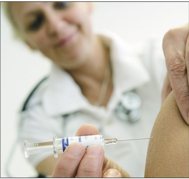 Impfung gegen Influenza halbiert Sterberate bei über 65-Jährigen Eine Ärztin impft gegen Influenza. Durch die Impfung lassen sich viele Krankenhausaufenthalte vermeiden.