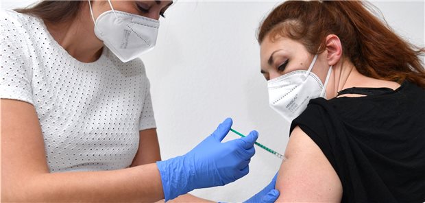 Eine Ärztin impft ihre Patientin. Knapp 88 Millionen Corona-Impfungen haben die Vertragsärzte bisher verabreicht, darunter auch rund 2,8 Millionen Viertimpfungen.