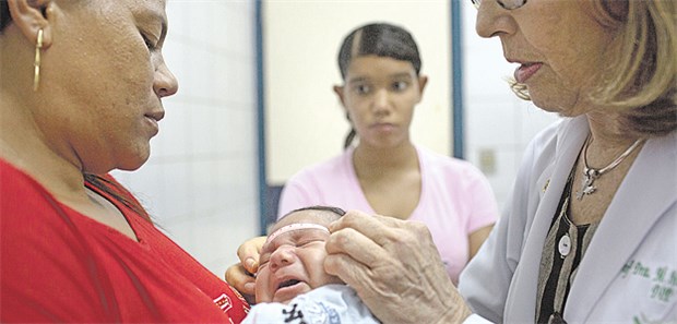 Viren im Fruchtwasser bei Feten mit Mikrozephalie gefunden Eine Ärztin in Brasilien misst den Kopfumfang eines Kindes.