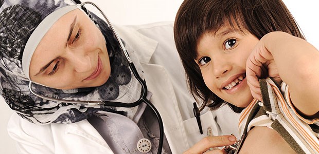 Verpflichtende Sprachtests für ausländische Ärzte Eine Ärztin mit Kopftuch untersucht ein Kind. Ausländische Ärzte, die Patienten und Kollegen nicht verstehen, sind manchmal durchaus eine Gefahr.