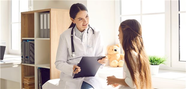Eine Ärztin spricht mit einem Kind: In drei Hamburger Bezirken wird das Pädiatern extra vergütet (Foto mit Modell).