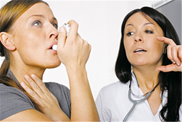 DMP Asthma macht Hausärzten keine Freude Eine Ärztin zeigt einer Asthmapatientin, wie sie richtig inhalieren soll. Solche Schulungen sind Bestandteil der DMP.