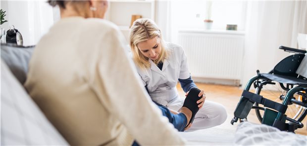 Eine Altenpflegerin kündigte ihren Job - obwohl ihr Arbeitgeber in diesen Fall eine Rückzahlungsklausel für Fortbildungskosten aufgesetzt hatte. Weil das Bundesarbeitsgericht die Vorgabe für unzulässig hält, muss die Frau jedoch nicht zahlen (Symbolbild mit Fotomodell)