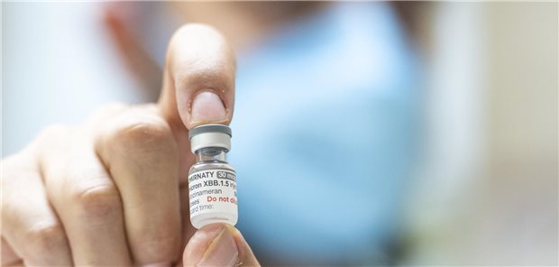 Eine Ampulle mit 6 Dosen des neuen an die Omikron-Sublinie XBB.1.5 angepassten Corona-Impfstoffs: Auch in Hessen gibt es jetzt eine Honorar-Einigung zwischen Kassen und KV fürs Impfen.