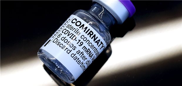 Eine Ampulle mit dem Corona-Impfstoff Comirnaty der Hersteller BioNTech/Pfizer. Mehr als 25 Millionen Dosen sollen Arztpraxen und Betriebsärzte bis Ende des zweiten Quartals erhalten.