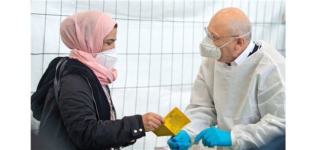 Corona-Impfkampagne: Es geht vor allem um Aufklärung Eine Anwohnerin aus Neukölln spricht vor ihrer Corona-Impfung mit Dr. Fatmir Dalladaku.