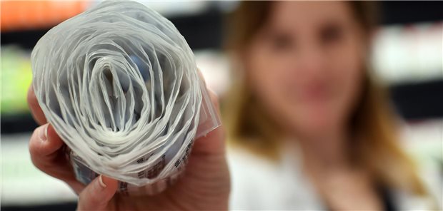 Eine Apothekerin hält einen Blister mit einem PrEP-Medikament in der Hand.