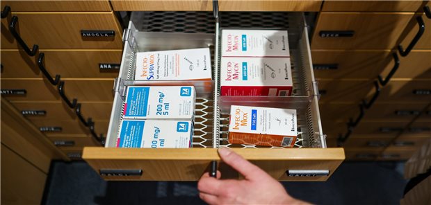 DKG: Dauerhaft können Kliniken den Antibiotikamangel nicht ausgleichen Eine Apothekerin öffnet ein Schubfach mit Antibiotikasäften für Kinder. Der Verband fordert den Aufbau einer nationalen Reserve.