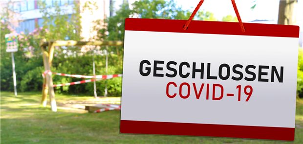 Schild mit der Aufschrift "Geschlossen COVID-19"