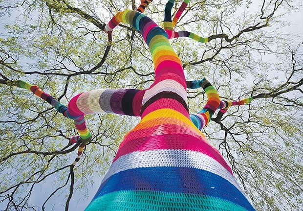 Strick-Guerilla macht Städte bunter Eine Auftragsarbeit für die "Strick-Guerilla": Diese Trauerweide in Velbert wurde von Strick-Künstlerin Ute Lennartz-Lembeck umstrickt - gratis.