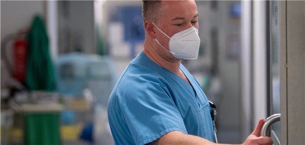 Eine Aufwertung des Pflegeberufs mahnen Wohlfahrtsverbände auch bei der kommenden Bundesregierung an.