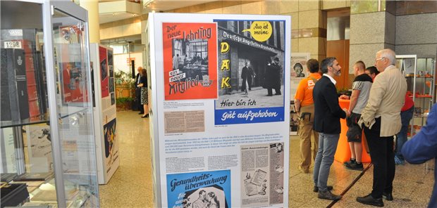 Eine Ausstellung in der Zentrale der DAK in Hamburg beschreibt die wechselvolle Geschichte der Krankenkasse. Die Ausstellung läuft noch bis November.