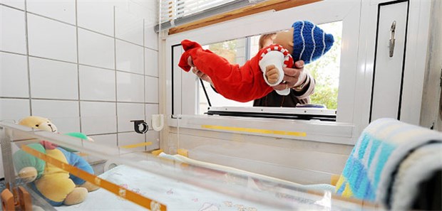 Wirklich der letzte Ausweg? Eine Babypuppe wird zu Demonstrationszwecken in eine sogenannte Babyklappe gelegt.