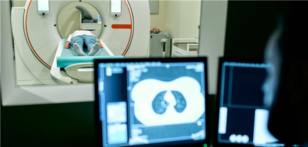 Im Krankenhaus wird der Patient unter Aufsicht eines Radiologen einer CT-Untersuchung unterzogen.
