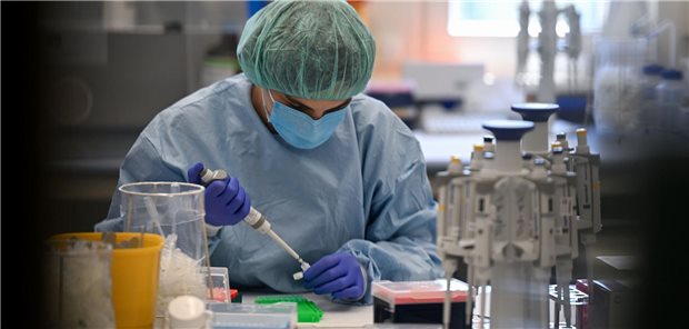 Eine Biologisch-technische Assistentin entnimmt im Institut für Rechtsmedizin des Klinikums der Frankfurter Goethe-Universität eine DNA-Probe.