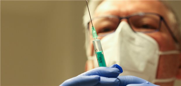 Eine Blitz-Umfrage des Zentralinstituts für die kassenärztliche Versorgung macht die Arbeitsbelastung deutlich, unter der Ärzte pandemiebedingt stehen. Sorge macht ihnen außerdem die einrichtungsbezogene Impfpflicht.