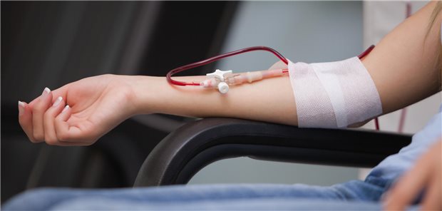 Frau beim Blutspenden