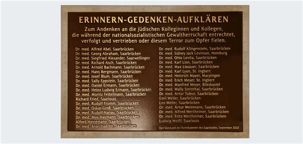 Ärztekammer des Saarlandes gedenkt mit Stele ihrer verfolgten jüdischen Kollegen Eine Bronzeplatte im Eingangsbereich der Saarländischen Ärztekammer erinnert an 35 Ärztinnen und Ärzte, die von den Nationalsozialisten verfolgt wurden.