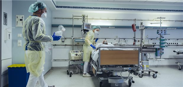 Empfehlungen zur Beatmung bei COVID-19 Eine COVID-19-Erkrankung lässt sich Angaben der Pneumologen zufolge in zwei Phasen einteilen: Eine frühe L-Phase, in der die Patienten oft noch keine starke Atemnot haben, und eine späte H-Phase mit subjektiv starker Atemnot.