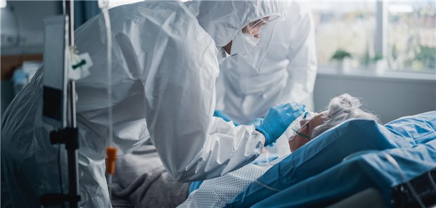 Eine COVID-19-Patientin wird auf der Intensivstation versorgt: In zwei randomisierten Studien wurde der Nutzen von intravenös verabreichtem Vitamin C untersucht.